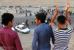 حرکات نمایشی جوانان موتورسوار بندرعباس/ تصاویر