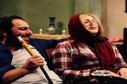 تصویری از قلیان کشیدن باران کوثری و محسن کیایی