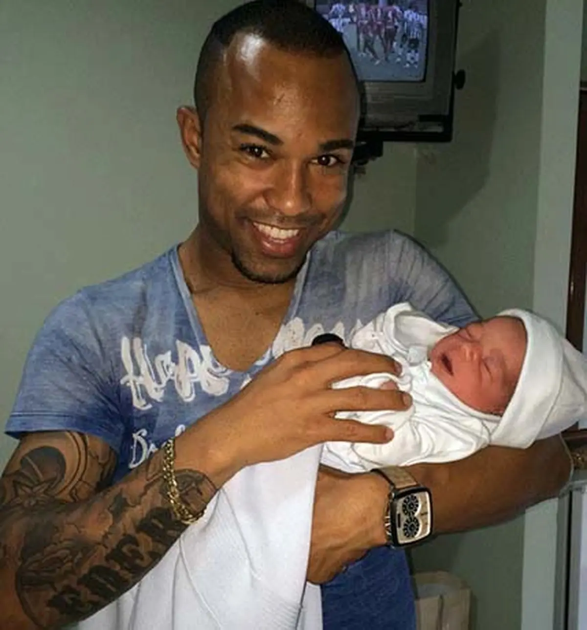 آقای گل لیگ برتر فوتبال و پسر تازه به دنیا آمده‌اش/ عکس