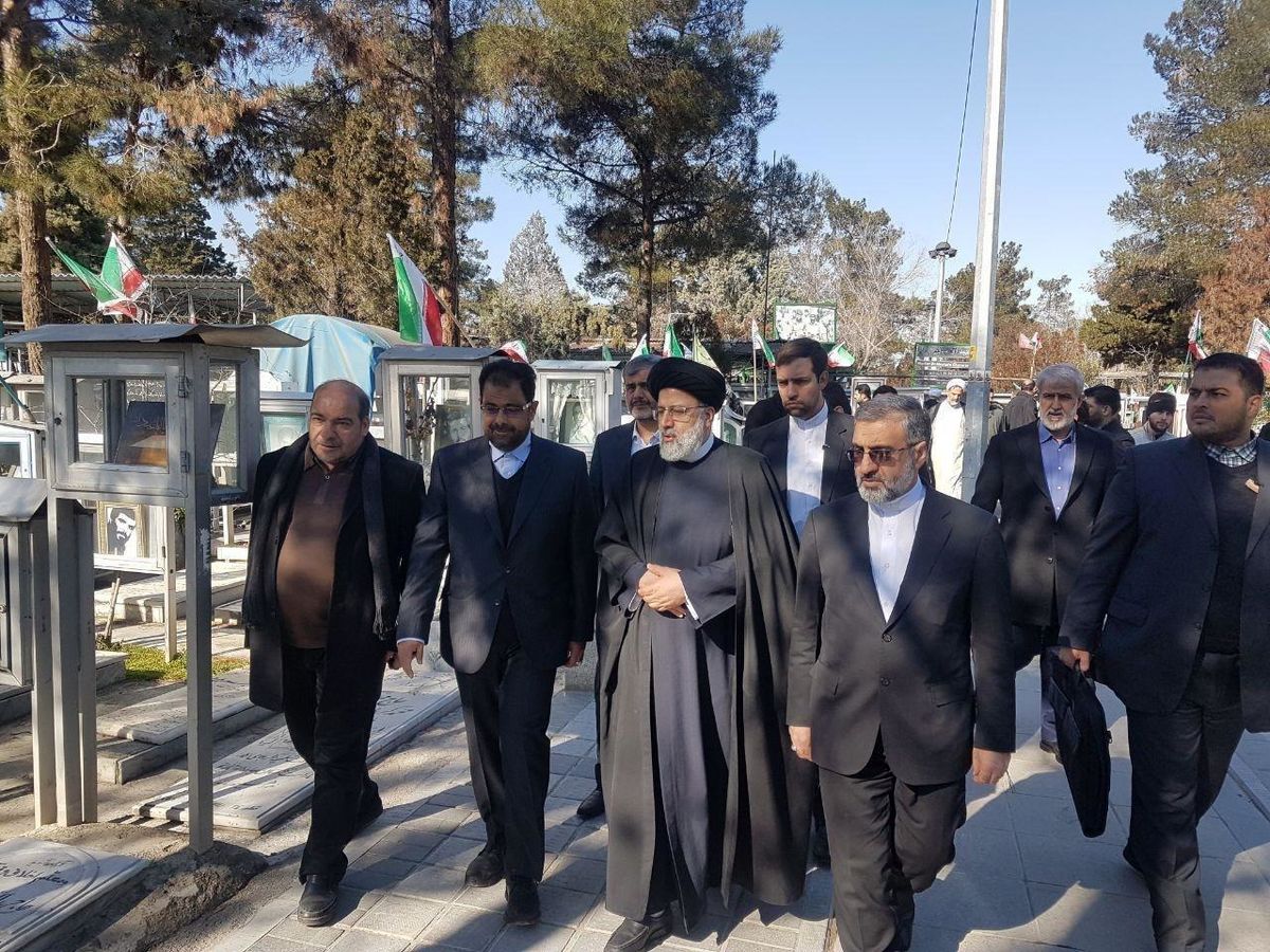 عکسی از رئیس دستگاه قضا در گلزار شهدا
