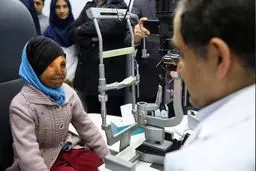 وزیر بهداشت، دختر قربانی اسیدپاشی را معاینه کرد