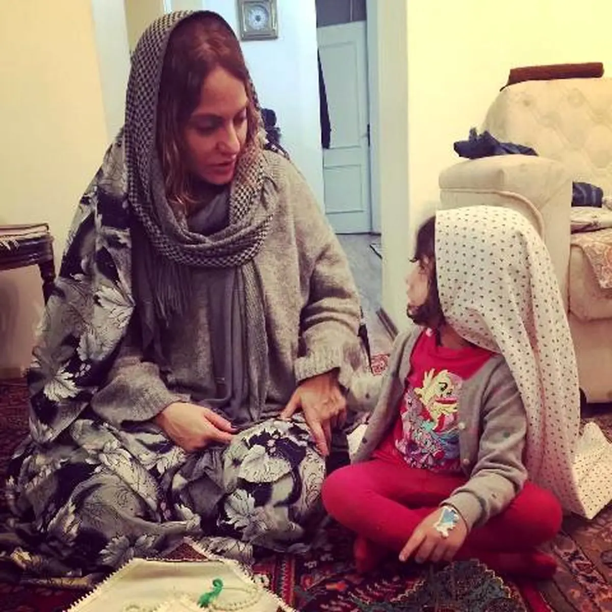 مهناز افشار و دخترش در حال نماز و دعا !/عکس