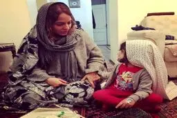 مهناز افشار و دخترش در حال نماز و دعا !/عکس