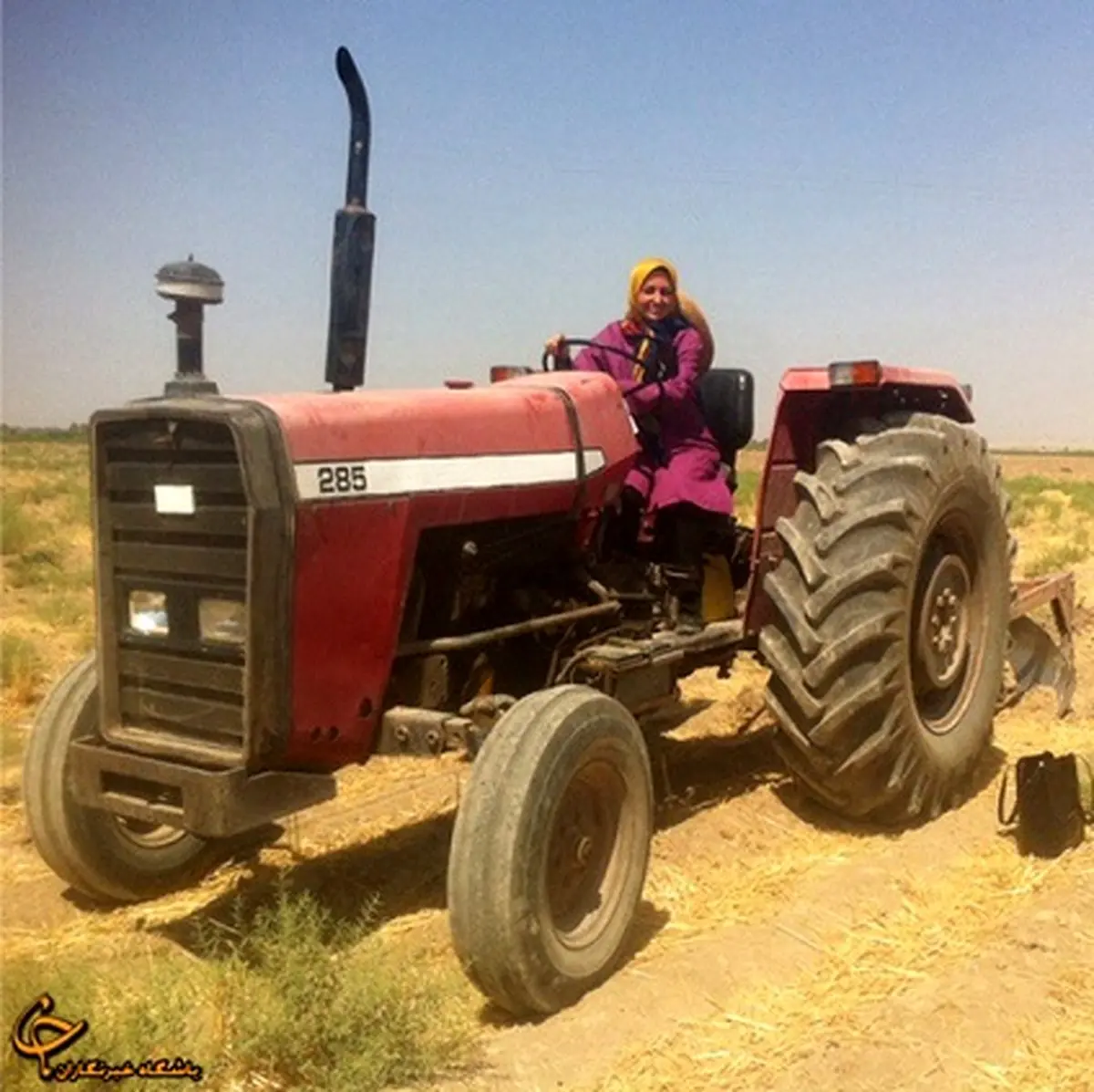 "نفیسه روشن" راننده تراکتور می‌شود + عکس