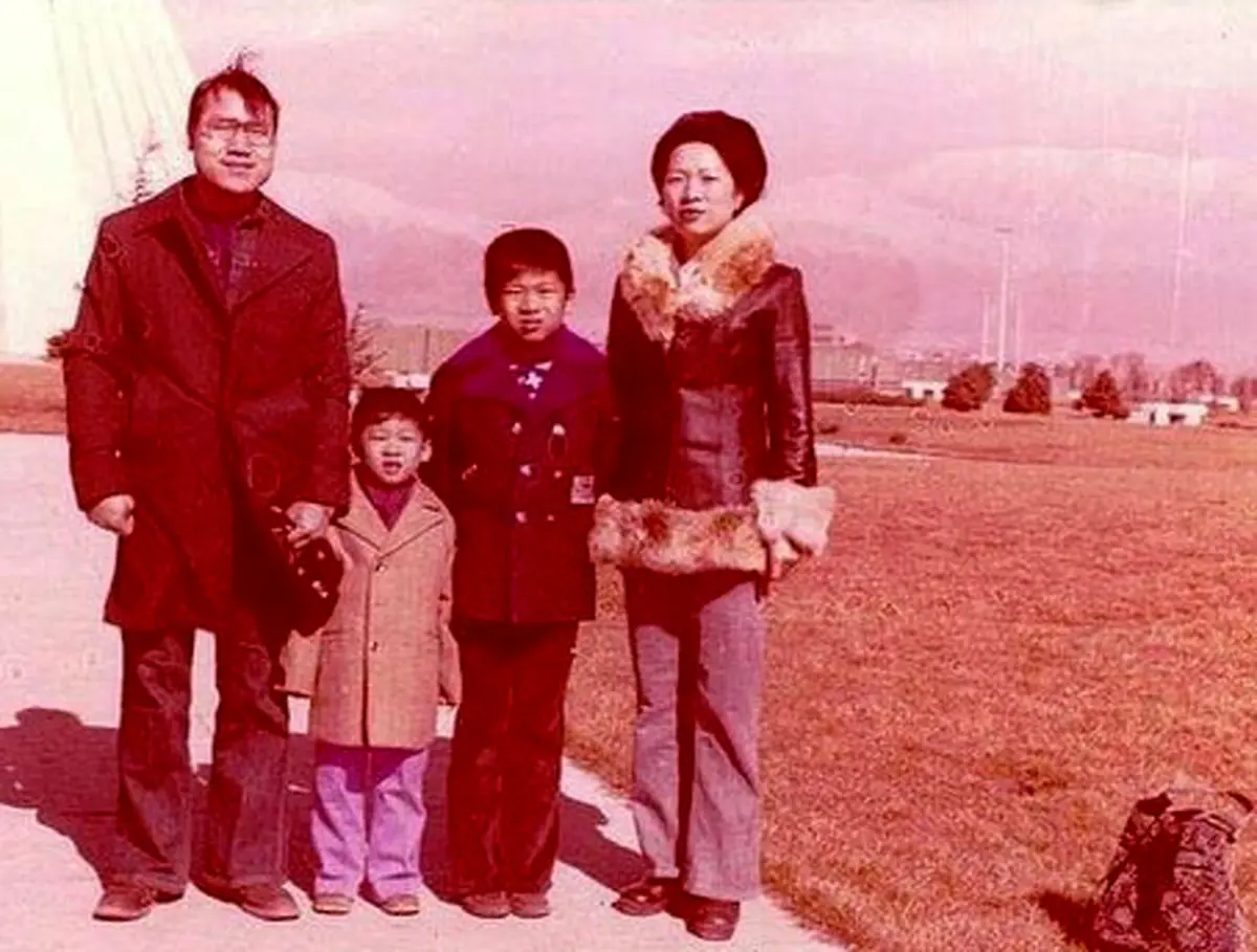 عکس: توریست‌های ژاپنی، تهران، سال ۱۳۵۲، میدان آزادی