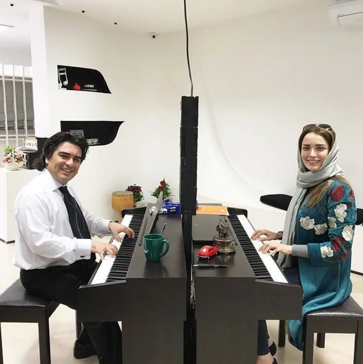 خانم بازیگر مشغول آموختن موسيقى از سامان احتشامى/عکس