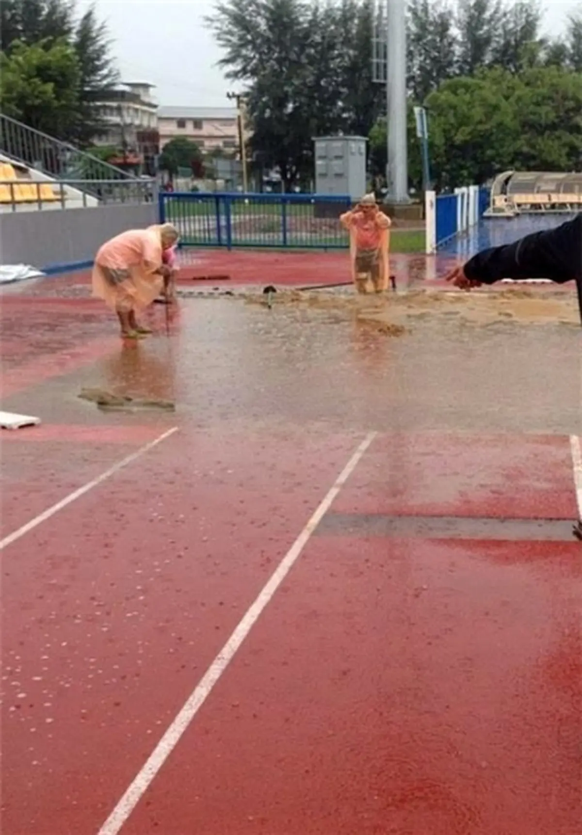 آب گرفتکی در ورزشگاه محل برگزاری مسابقات دوومیدانی جایزه بزرگ آسیا+عکس