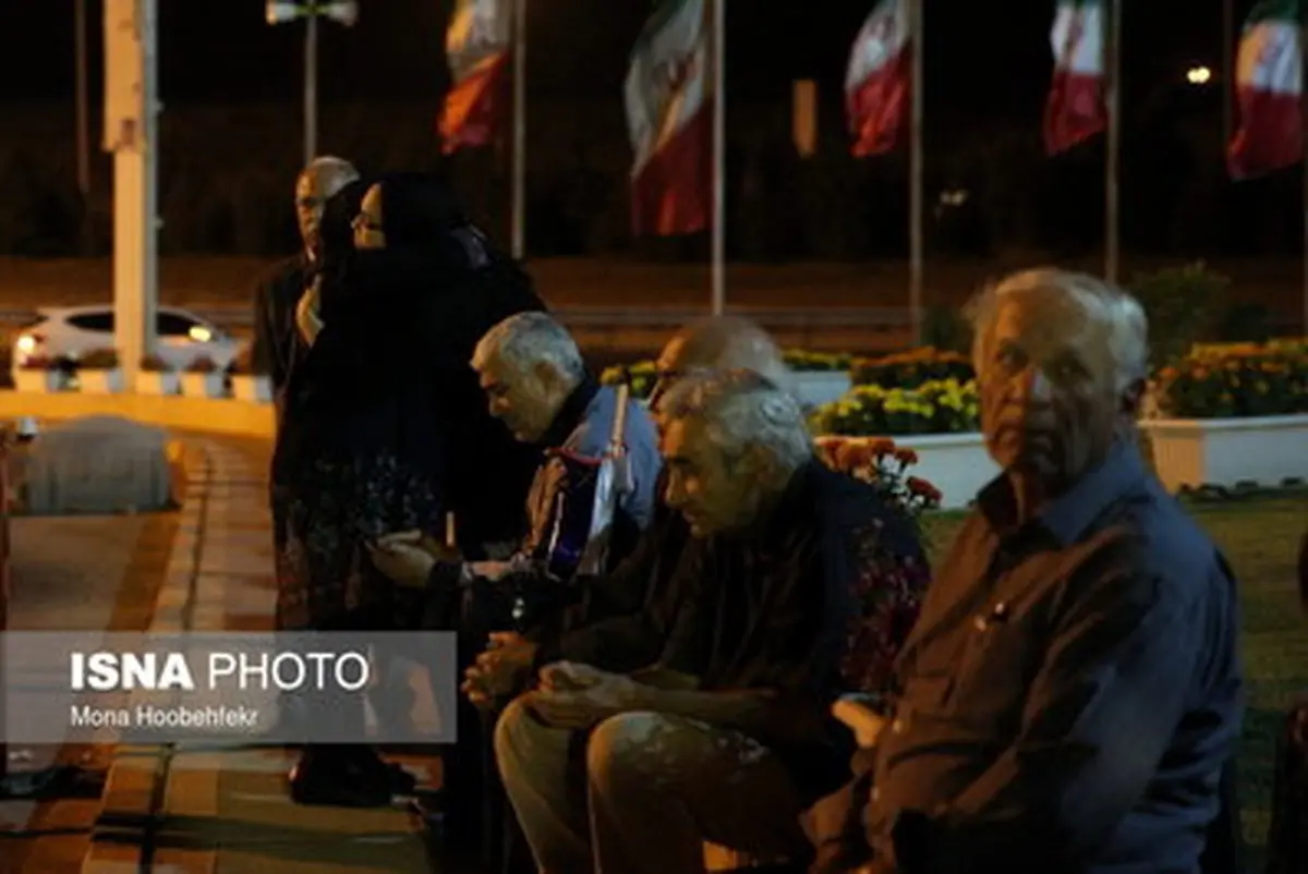 تصاویری تلخ از حال و هوای همسر و رفقای ابراهیم یزدی در زمان انتقال پیکر به ایران