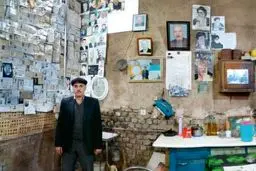 مردی که عاشق اعلامیه‌های ترحیم است +عکس