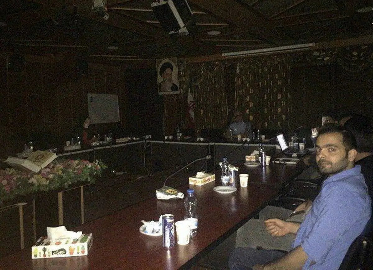 اتفاقی عجیب در نشست خبری سرمربی نفت مسجدسلیمان/ عکس