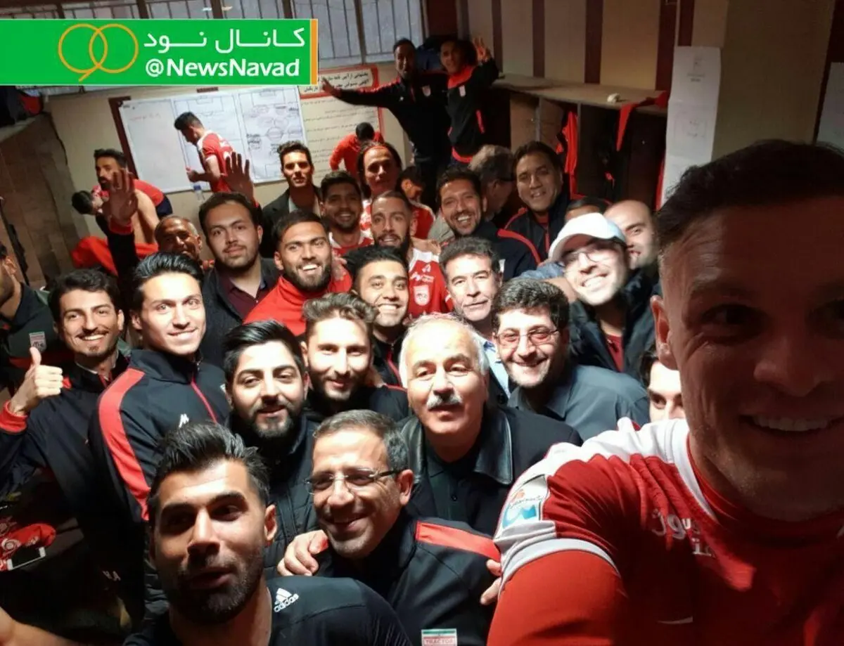 عکس: سلفی تراکتوری‌ها در رختکن پس از صعود به صدر جدول