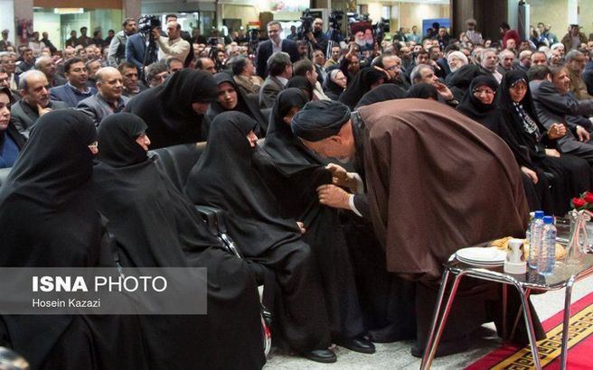 بوسه محمود دعایی بر چادر عفت مرعشی/عکس