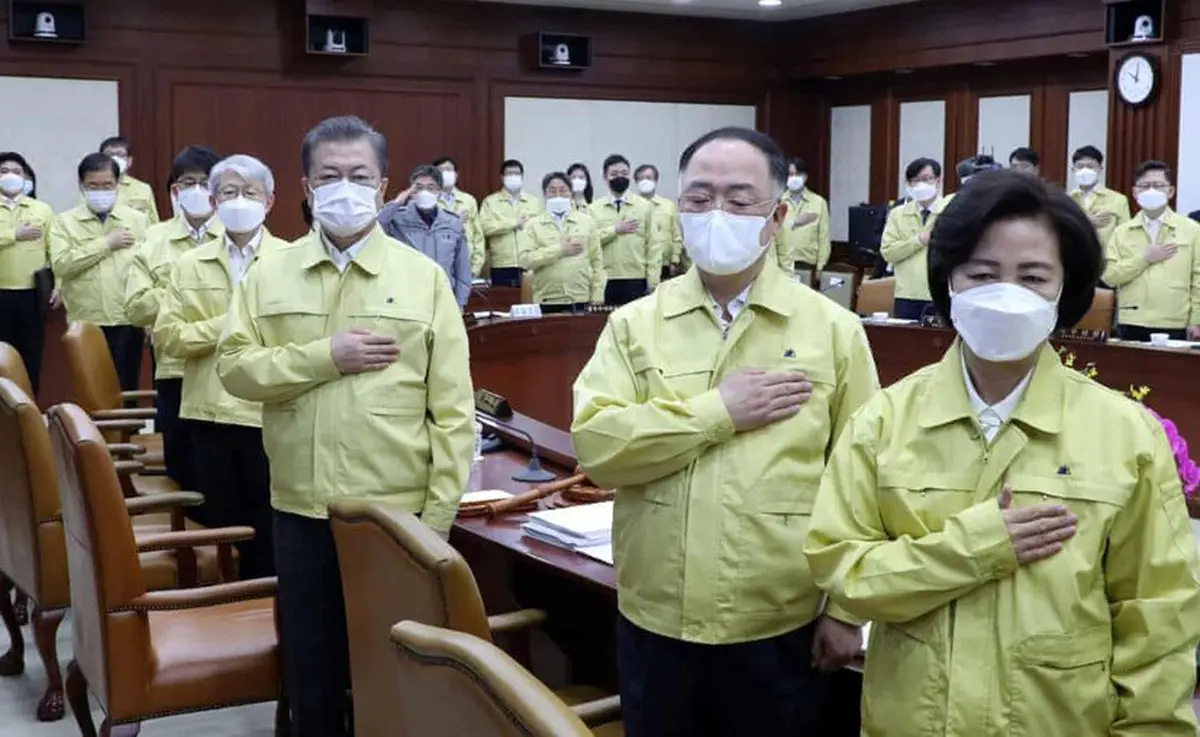 ماسک بر چهره همه اعضای دولت! + عکس