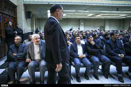 نگاه جالب احمدی نژاد به باهنر/عکس