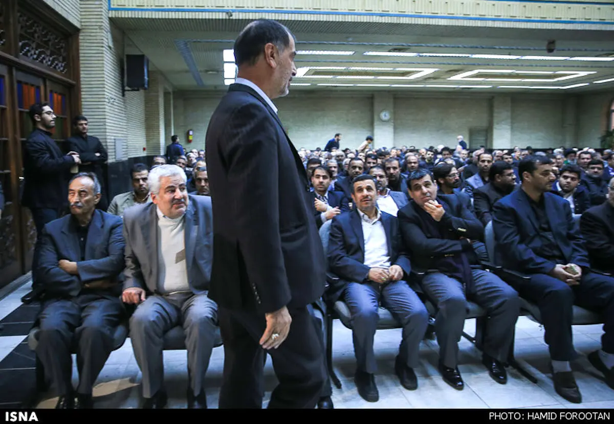 نگاه جالب احمدی نژاد به باهنر/عکس