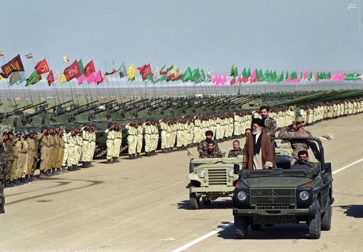 عکسی قدیمی از حضور رهبر انقلاب در مانور ذوالفقار نیروی زمینی ارتش/ عکس