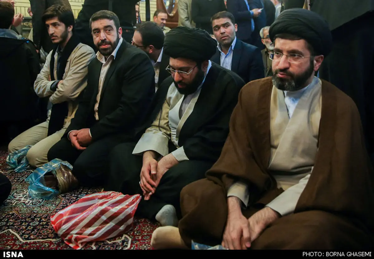 پسران مقام معظم رهبری در یک مراسم ختم/عکس