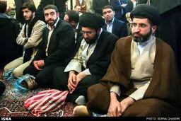 پسران مقام معظم رهبری در یک مراسم ختم/عکس