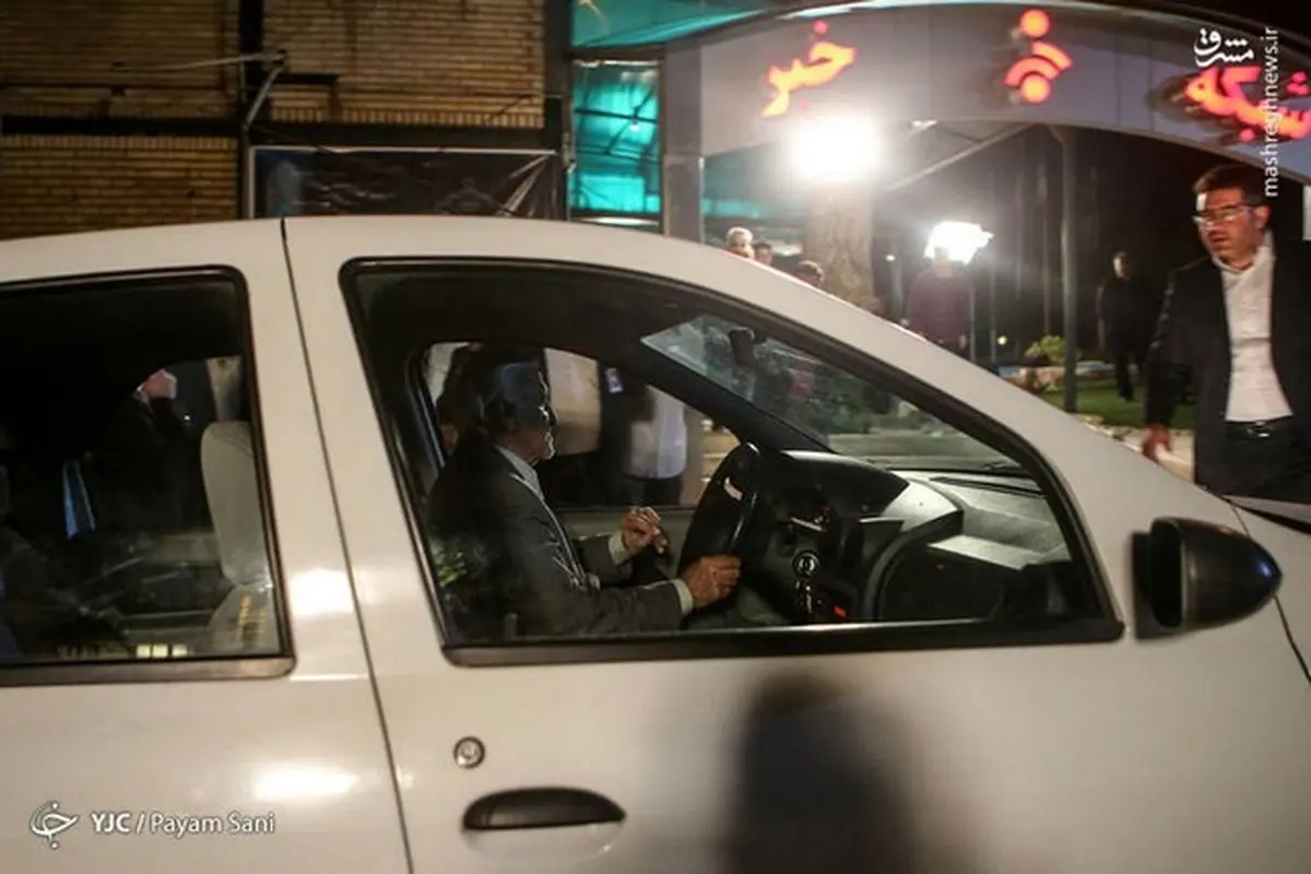 کاندیدایی که با خودروی شخصی به صدا و سیما رفت/عکس