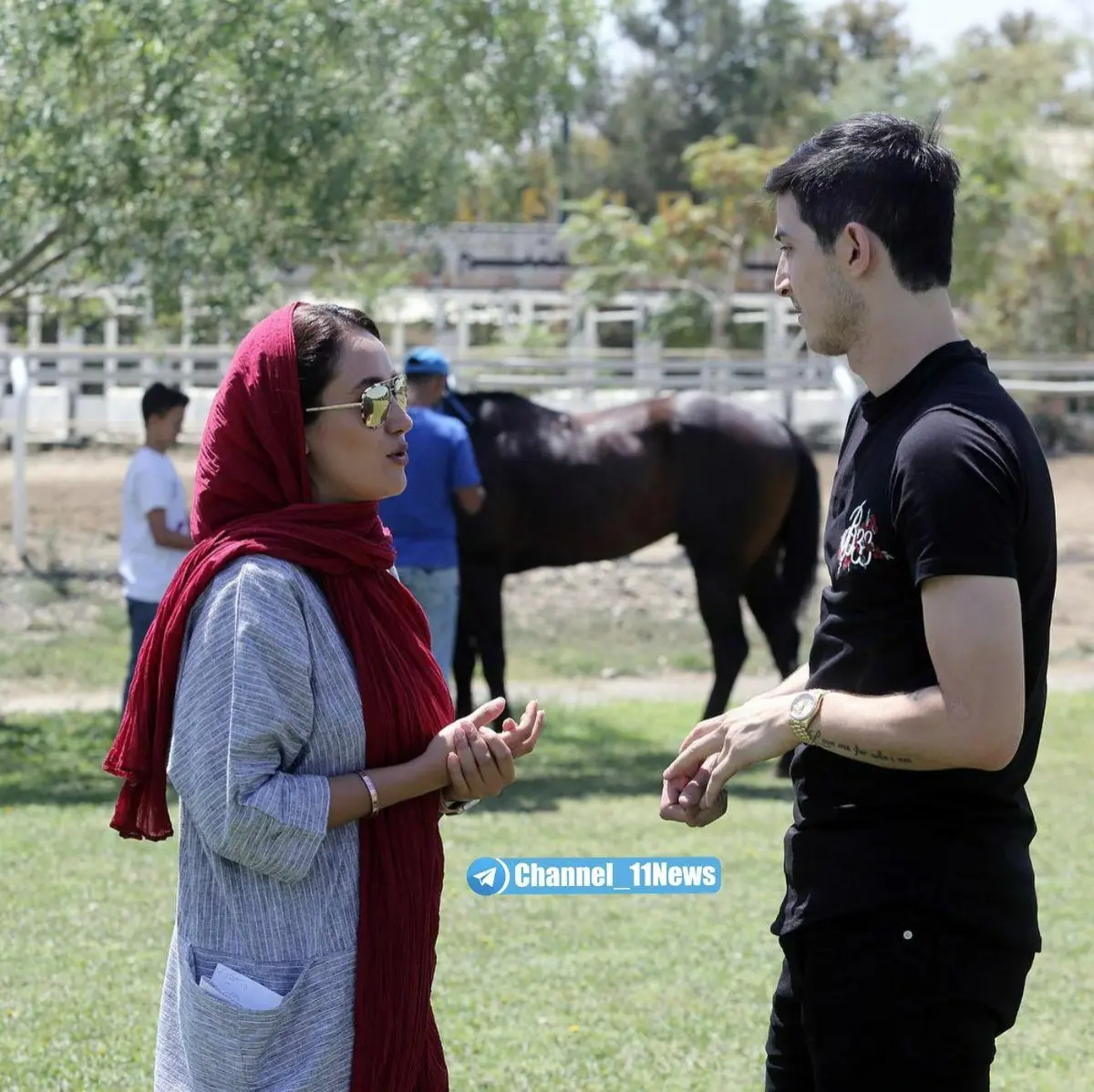 تصویری از بهاره افشاری و مهاجم تیم‌ملی در یک فیلم