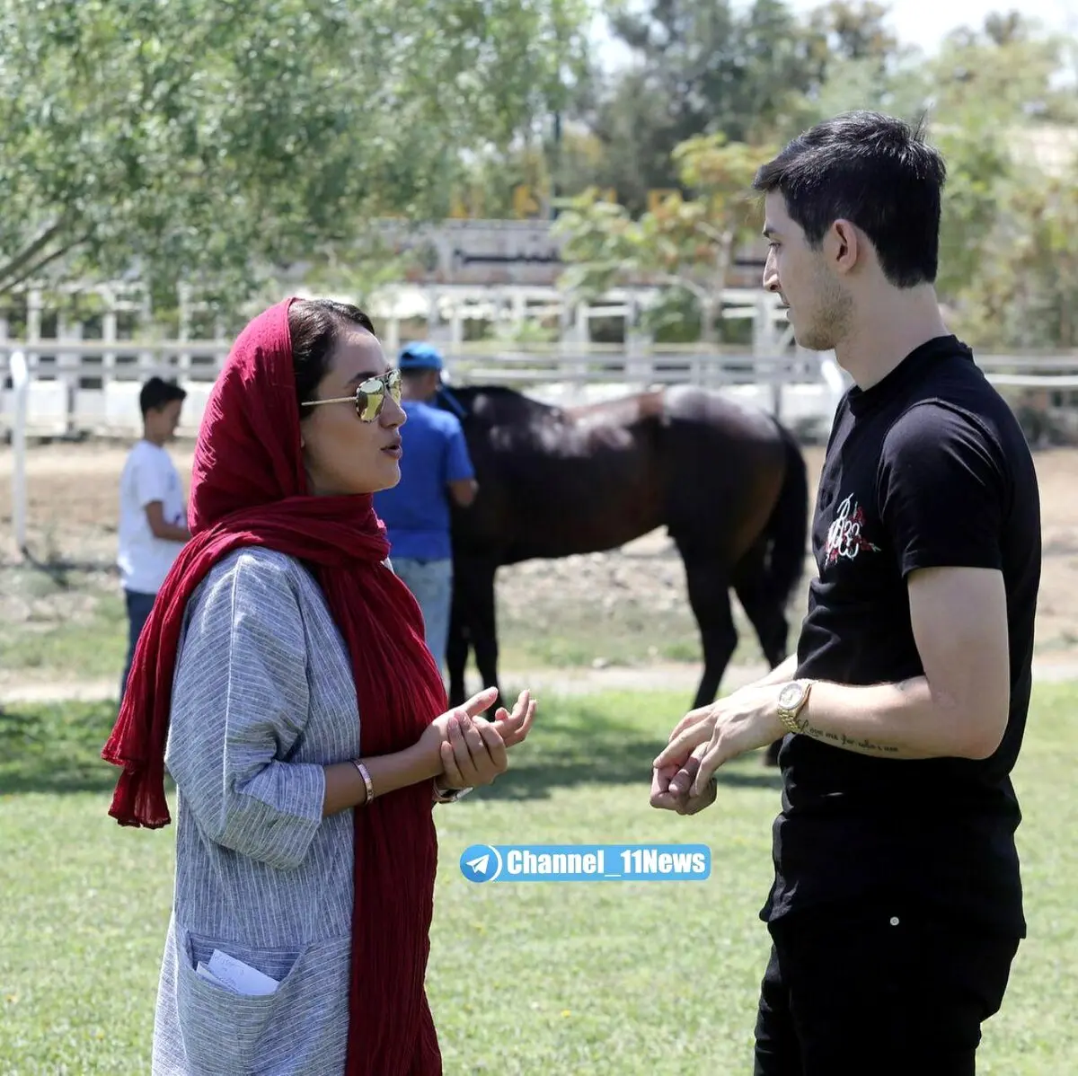 تصویری از بهاره افشاری و مهاجم تیم‌ملی در یک فیلم