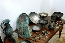 عکس/ کشف اشیای قدیمی قبل از میلاد در شازند