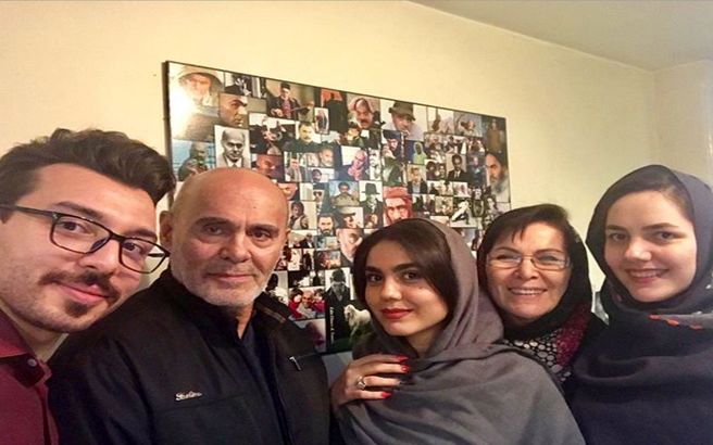 تصویری از آزاده زارعى در كنار خانواده جمشيد هاشم پور