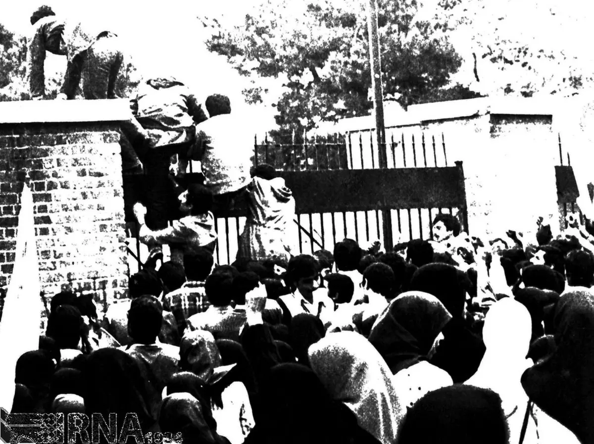 تصاویری تاریخی از تسخیر لانه جاسوسی در 13 آبان 58