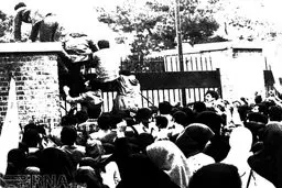 تصاویری تاریخی از تسخیر لانه جاسوسی در 13 آبان 58