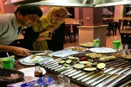 حمید گودرزی و همسرش در یک رستوران چینی/ عکس