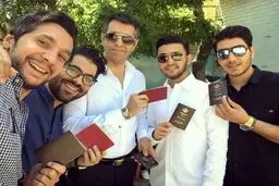 خواننده سرشناس پای صندوق رای / عکس