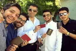 خواننده سرشناس پای صندوق رای / عکس