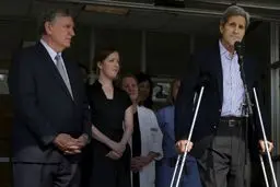 جان کری بعد از خروج از بیمارستان/عکس