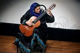 اولین زن ایرانی که در جهان دکترای گیتار گرفت/عکس