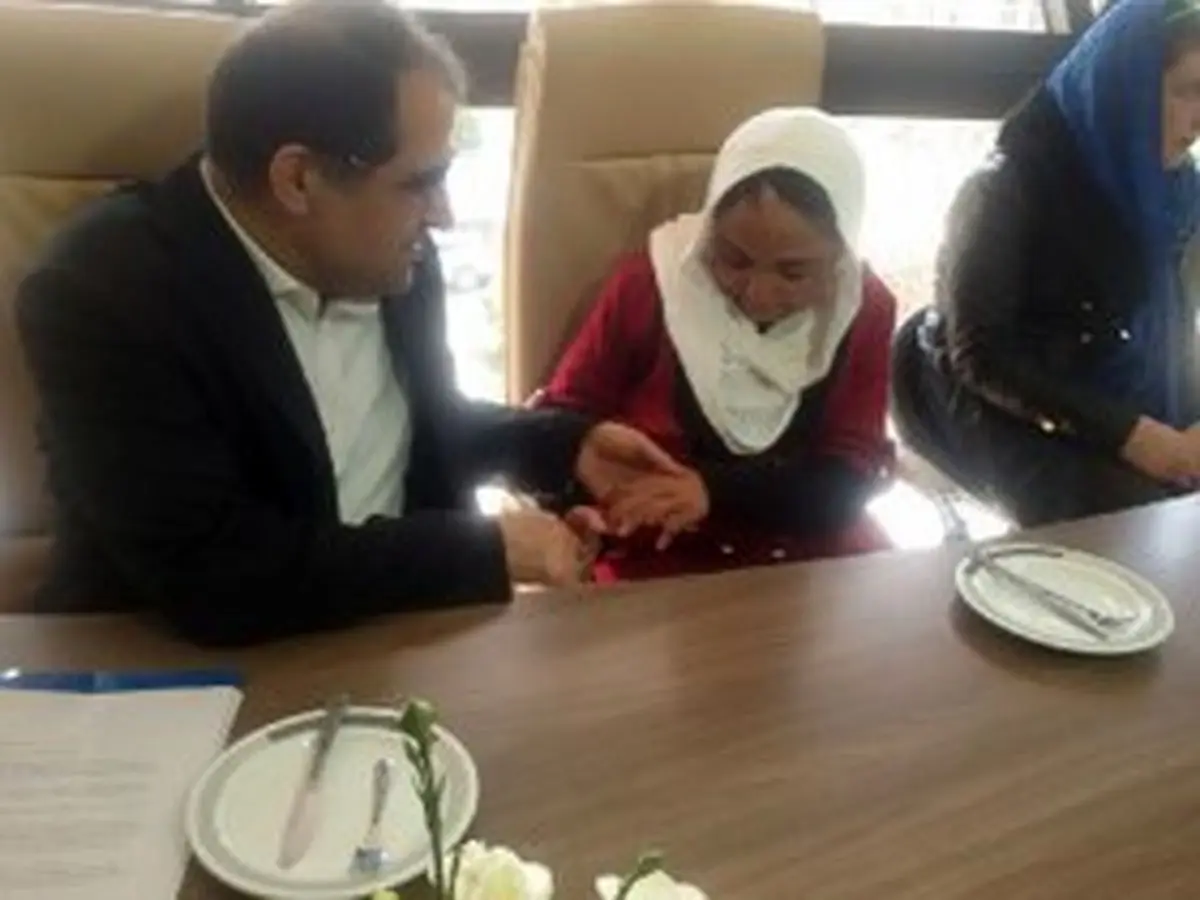 وزیر بهداشت با کودکان شین‌آباد دیدار کرد+عکس