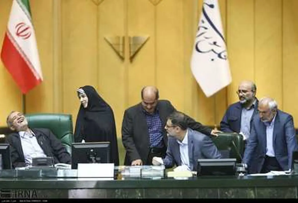 تصاویر: حاشیه‌های جلسه علنی مجلس شورای اسلامی
