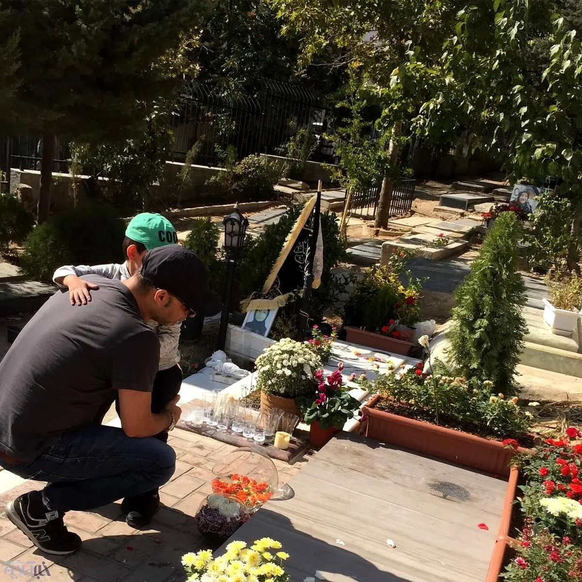 پیمان معادی بر سر مزار عباس کیارستمی/عکس