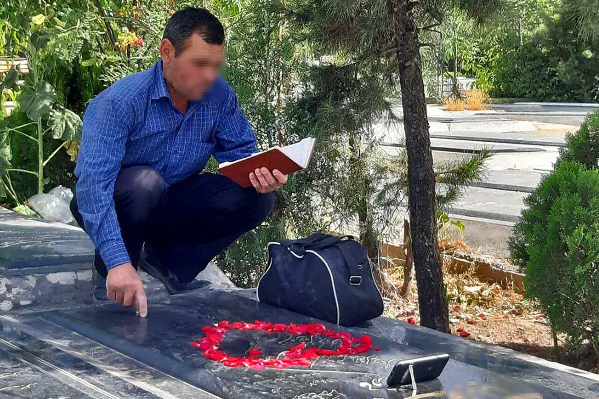 پدیده ای نو در بهشت زهرا؛ فاتحه خوانی مجازی با ماهی ۵ میلیون تومان درآمد! + عکس