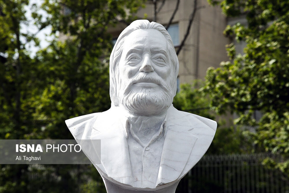 عکس: سردیس نصب شده جمشید مشایخی در تهران