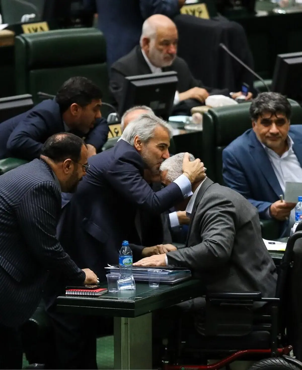 عكس: بوسه نوبخت بر پيشاني جعفرزاده