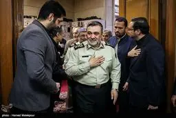 عکس/ سردار حسین اشتری در مراسم ترحیم مادر شهیدان تهرانی مقدم