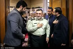عکس/ سردار حسین اشتری در مراسم ترحیم مادر شهیدان تهرانی مقدم