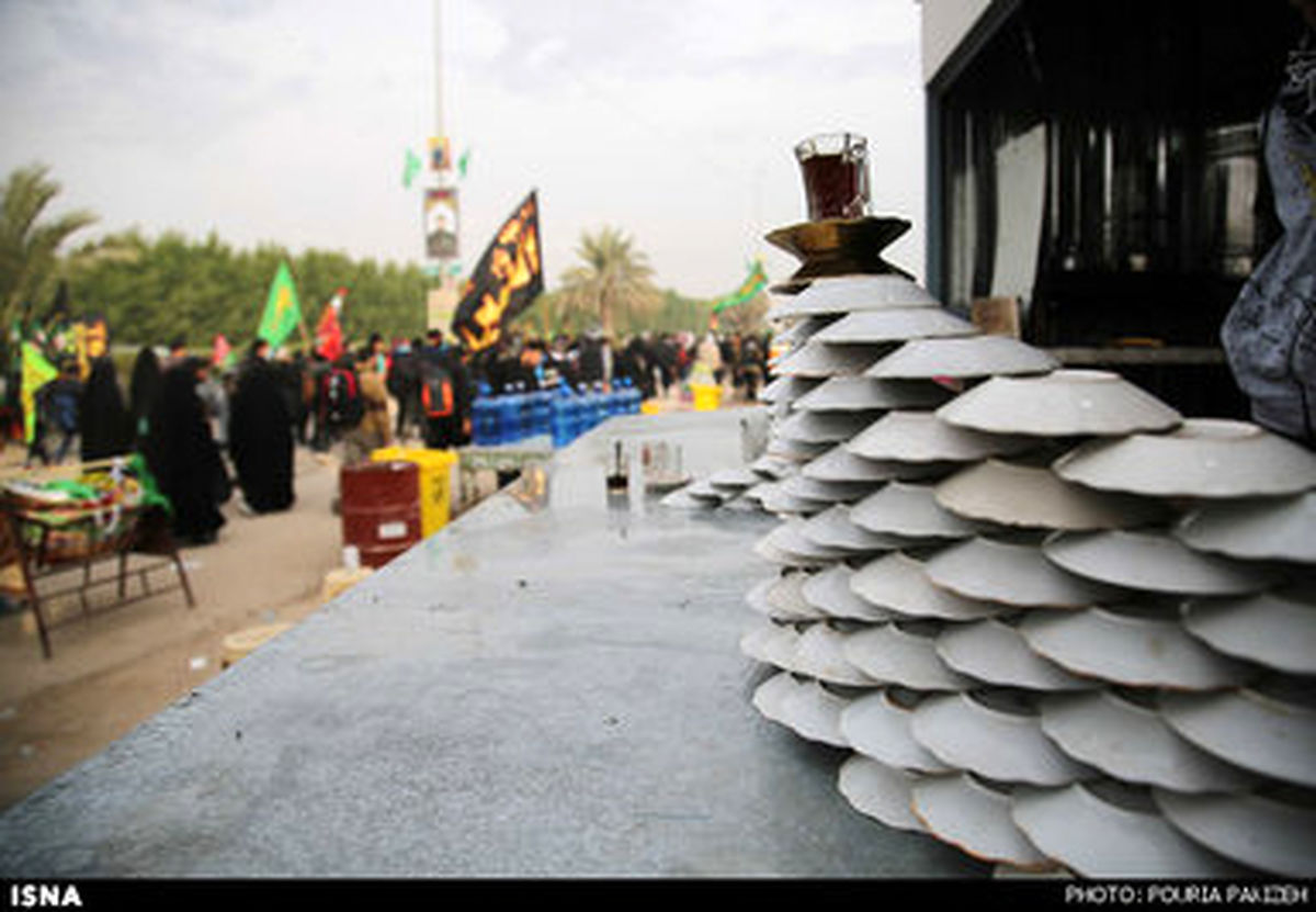 راهپیمایی زائران از نجف به سمت کربلا/تصاویر