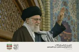 تصویری از لحظه ورود رهبر انقلاب به رواق امام خمینی در حرم مطهر امام رضا علیه‌السلام