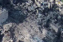 نجات معجزه‌ آسای پیرزن 80 ساله از زیر آوار! +عکس