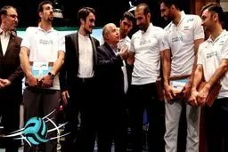 علی پروین و احمد خمینی در کنار والیبالیست ها/ عکس