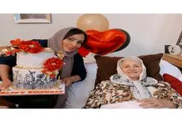 پرستو صالحی در جشن تولد مادرش