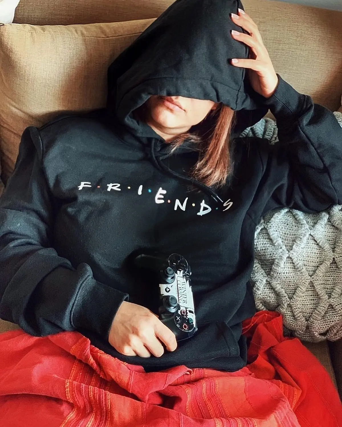 خانم بازیگر در قرنطینه پلی استیشن بازی می کند! + عکس