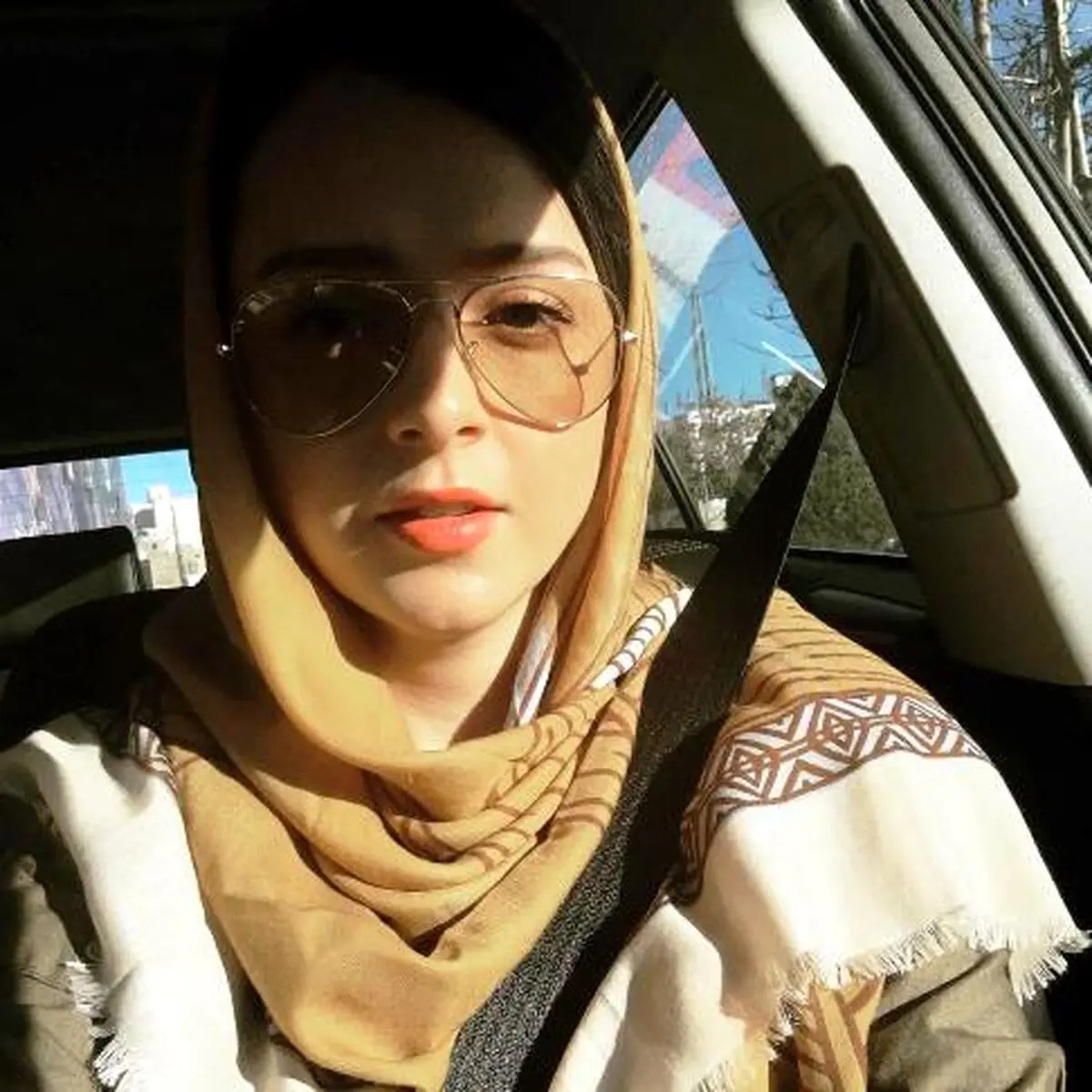 سلفی ترانه علیدوستی در اتومبیل شخصی اش