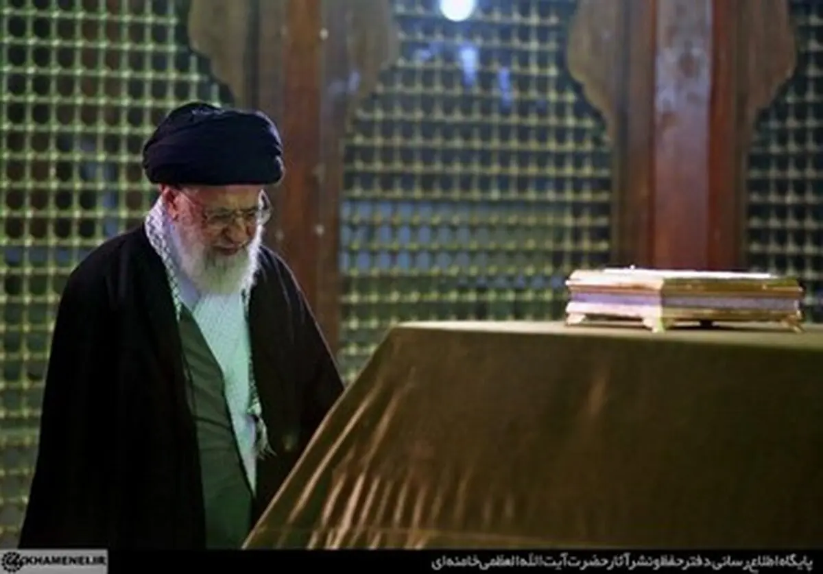 رهبر انقلاب در حرم مطهر امام راحل و گلزار شهدای بهشت زهرا/تصاویر